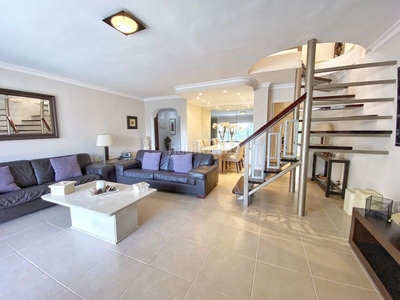 Ático con 3 habitaciones con ascensor, parking, piscina, aire acondicionado y vistas a la montaña en Marbella