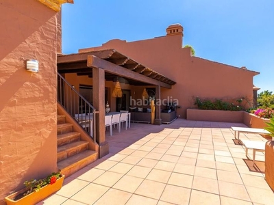 Ático con terraza-solarium y piscina privada en casasola, en Estepona