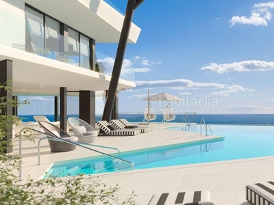 Ático de 3 dormitorios y 3 baños con piscina privada y vistas al mar. en Fuengirola