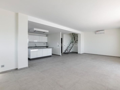 Ático exquisito atico duplex reformado de 3 dormitorios en primera linea de playa en Estepona