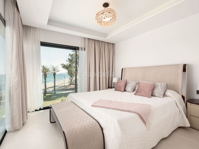 Casa adosada adosado de lujo en primera línea de playa con vistas panorámicas en Estepona