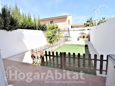 Casa adosada adosado seminuevo con garaje, piscina y 2 terrazas en Riba - roja de Túria