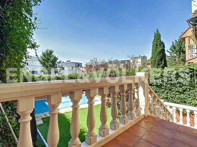 Casa adosada amplia vivienda con piscina privada en Madrid