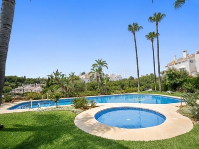 Casa adosada bien situado adosada de tres dormitorios en arco iris en la milla de oro, en Marbella