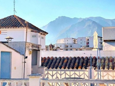 Casa adosada con 2 habitaciones amueblada con aire acondicionado y vistas a la montaña en Marbella