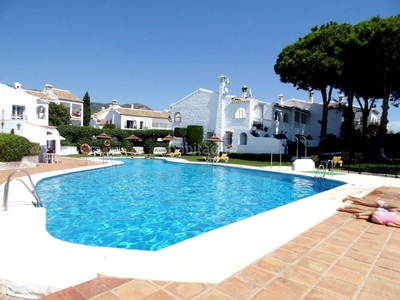 Casa adosada con 2 habitaciones con piscina, aire acondicionado, jardín y vistas al mar en Benalmádena