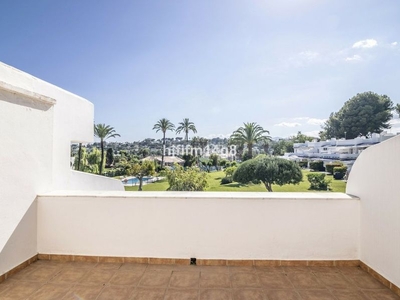 Casa adosada con 3 habitaciones amueblada con calefacción y aire acondicionado en Marbella