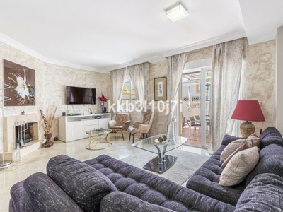 Casa adosada con 3 habitaciones amueblada con parking, piscina, calefacción y aire acondicionado en Marbella
