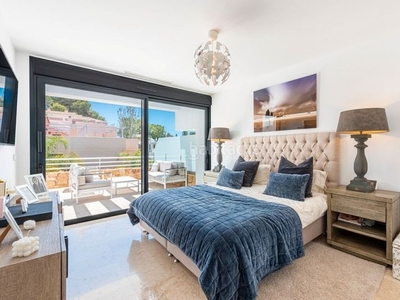 Casa adosada con 3 habitaciones amueblada con parking, piscina y aire acondicionado en Marbella