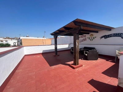 Casa adosada con 3 habitaciones con aire acondicionado en Gines