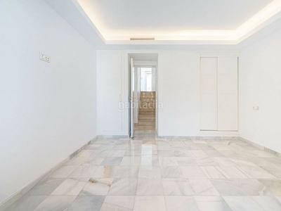 Casa adosada con 3 habitaciones con parking, calefacción y aire acondicionado en Marbella