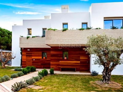 Casa adosada con 3 habitaciones con parking, piscina, aire acondicionado, jardín y vistas al mar en Benalmádena