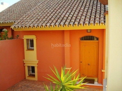 Casa adosada con 4 habitaciones amueblada con parking, piscina y aire acondicionado en Fuengirola
