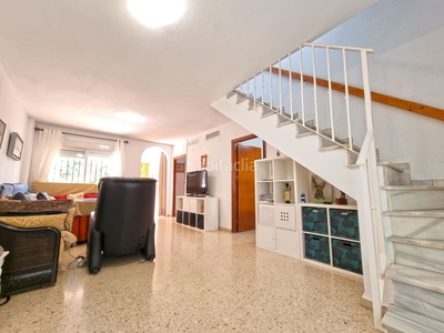 Casa adosada con 4 habitaciones con parking y aire acondicionado en Mairena del Aljarafe