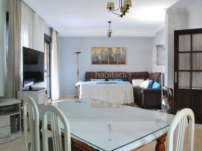 Casa adosada con 4 habitaciones con parking y aire acondicionado en Montequinto