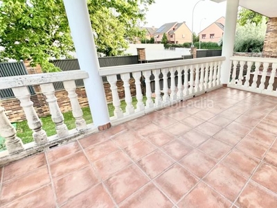 Casa adosada estupendo chalet pareado con piscina en Madrid