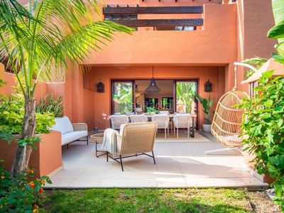 Casa adosada welcome to this exquisite townhouse located in altos de puente romano, a prestigious area known for its elegance and proximity to the beach. en Marbella