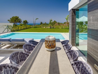 Casa amplia villa recién terminada en un prestigioso complejo con súper vistas al mar y piscina privada. en Marbella