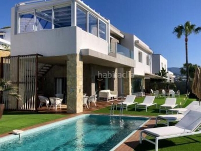 Casa con 4 habitaciones amueblada con parking, piscina, aire acondicionado, jardín y vistas al mar en Estepona