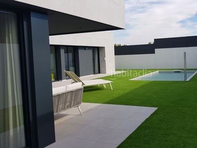 Casa con 4 habitaciones amueblada con parking, piscina, calefacción y aire acondicionado en Castellví de la Marca