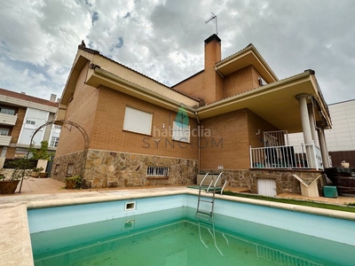 Casa con 5 habitaciones con parking, piscina y calefacción en Villanueva de la Cañada