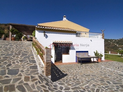 Casa de campo de 4 dormitorios, piscina privada, vistas al mar en Torrox