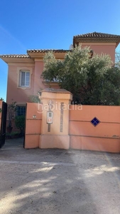 Casa en calle del jilguero casa con 3 habitaciones con parking, piscina y aire acondicionado en Marbella