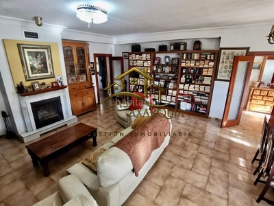 Casa gran casa a entrar a vivir con amplia terraza, sotano y patio en zona arroyo la molineta en Vélez - Málaga