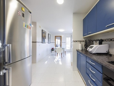 Casa pareada con 4 habitaciones con parking, piscina, calefacción y jardín en Girona