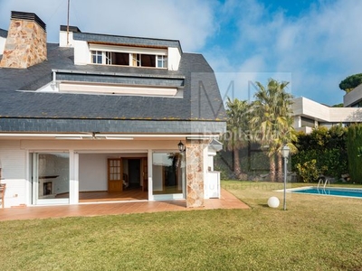 Casa pareada con 6 habitaciones amueblada con piscina, calefacción, aire acondicionado y vistas al mar en Sant Vicenç de Montalt