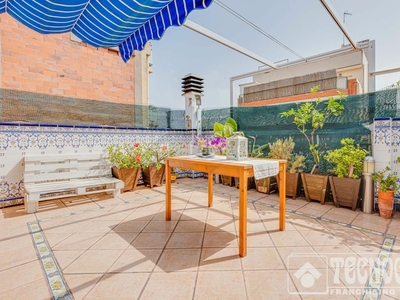 Casa reformada con ascensor y terraza ubicada en el centro en Badalona