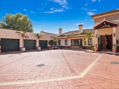 Casa una villa de lujo tradicional ubicada en marbella club golf resort. orientación suroeste con vistas al mar, montaña y campo de golf. en Benahavís