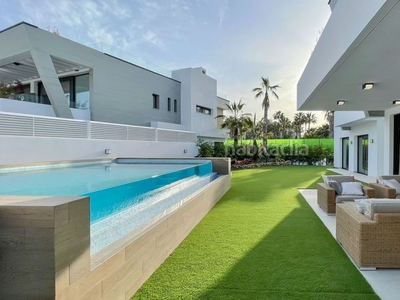 Casa villa independiente moderna en banús bay, a menos de 10 minutos andando de la playa! en Marbella