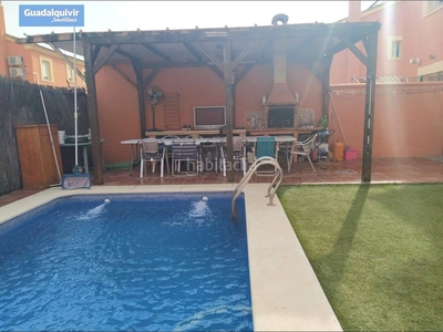 Chalet bonita casa con jardin, piscina, parking y porche en la mejor urbanizacion en coria en Coria del Río