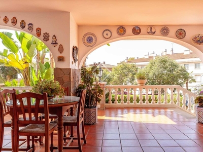 Chalet casa en excelentes condiciones en venta en Can Roca, en Castelldefels