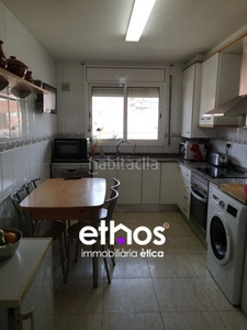 Dúplex ático duplex de 4 habitaciones dobles con ascensor, aparcamiento en la misma finca y terraza de 45m2 junto a la rambla, estación de autobuses centro en Terrassa