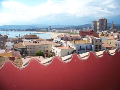 Dúplex con 3 habitaciones amueblado con aire acondicionado y vistas al mar en Palamós