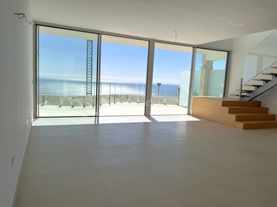 Dúplex con 3 habitaciones con ascensor, parking, piscina, aire acondicionado y vistas al mar en Benalmádena
