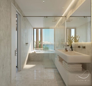 Dúplex lujoso dúplex de 2 dormitorios, 2 baños con espectaculares vistas a la bahía . obra nueva en Estepona