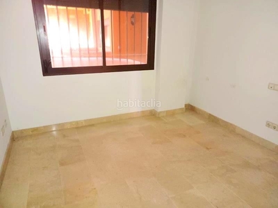 Piso bonita vivienda de 2 dormitorios con 2 baños, garaje y trastero en Estepona