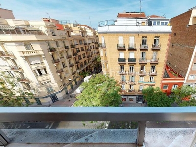 Piso con 2 habitaciones amueblado con ascensor y aire acondicionado en Madrid