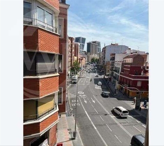 Piso con 2 habitaciones amueblado con ascensor y parking en Madrid