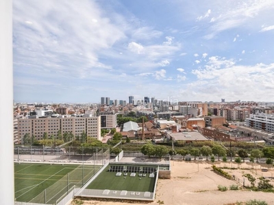 Piso con 2 habitaciones con calefacción y aire acondicionado en Hospitalet de Llobregat (L´)