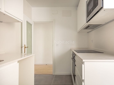 Piso con 3 habitaciones con ascensor, parking, calefacción y aire acondicionado en Madrid