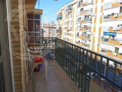 Piso con 3 habitaciones con parking y aire acondicionado en Sevilla