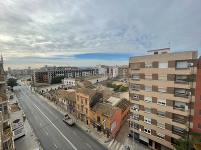 Piso con 4 habitaciones amueblado con ascensor, calefacción y aire acondicionado en Valencia