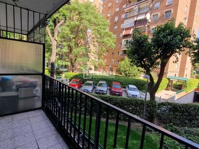 Piso de 3 dormitorios, con terraza y ascensor en Madrid