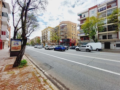 Piso en calle luis montoto piso con 3 habitaciones en Sevilla