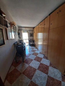Piso en calle sinaí piso con 3 habitaciones con ascensor, parking y aire acondicionado en Sevilla