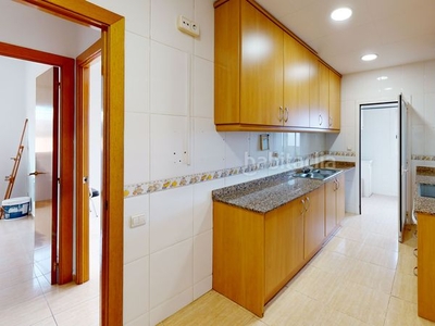 Piso en carrer pizarro 65 piso con 3 habitaciones con ascensor, calefacción, aire acondicionado y vistas al mar en Mataró